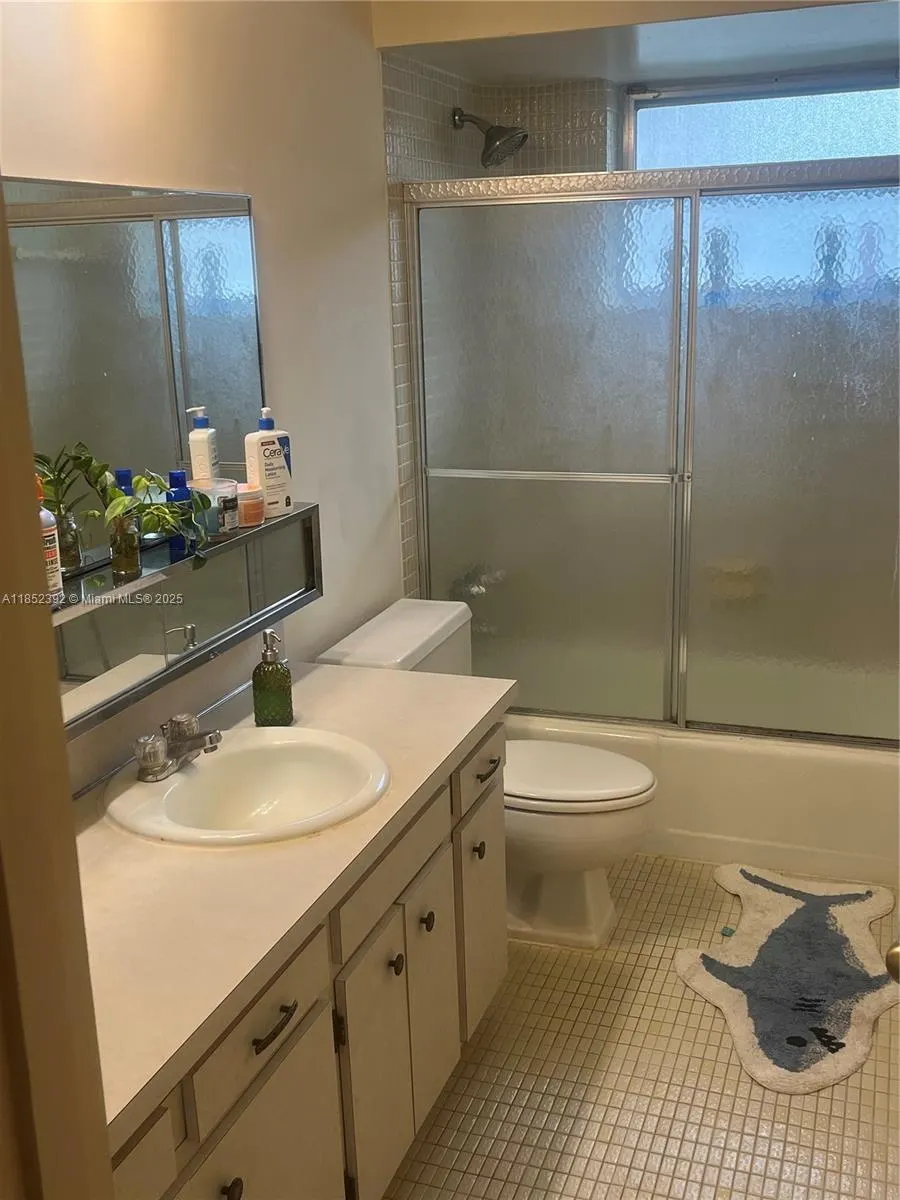 1239 Mariposa Ave, #8