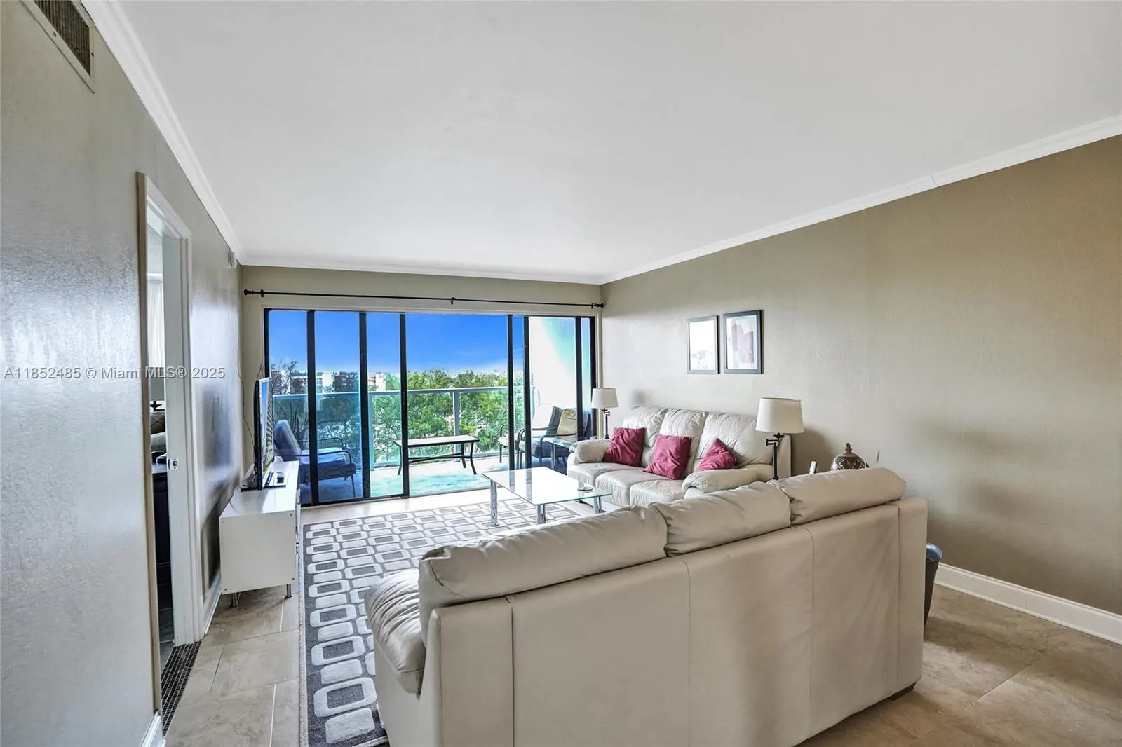 1401 N Riverside Dr, #1005
