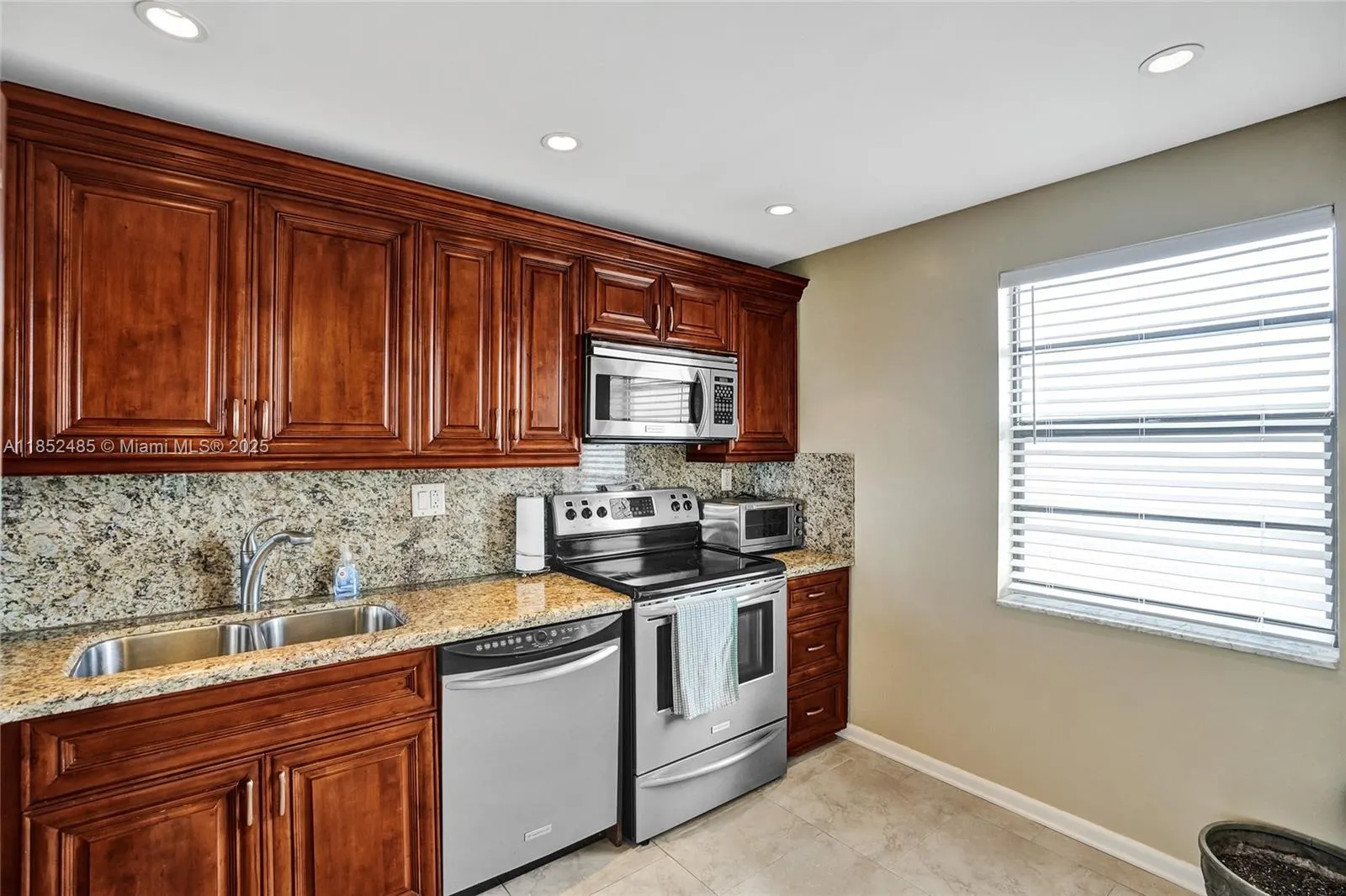 1401 N Riverside Dr, #1005
