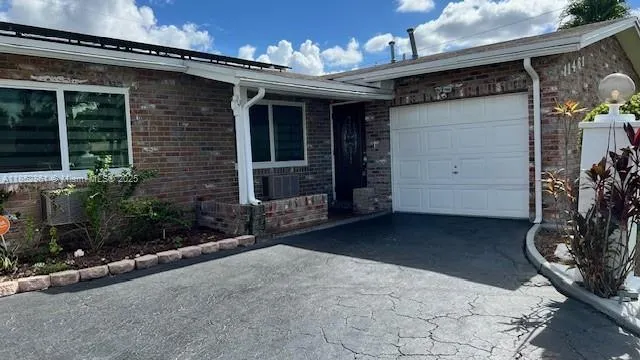 11461 NW 35th St