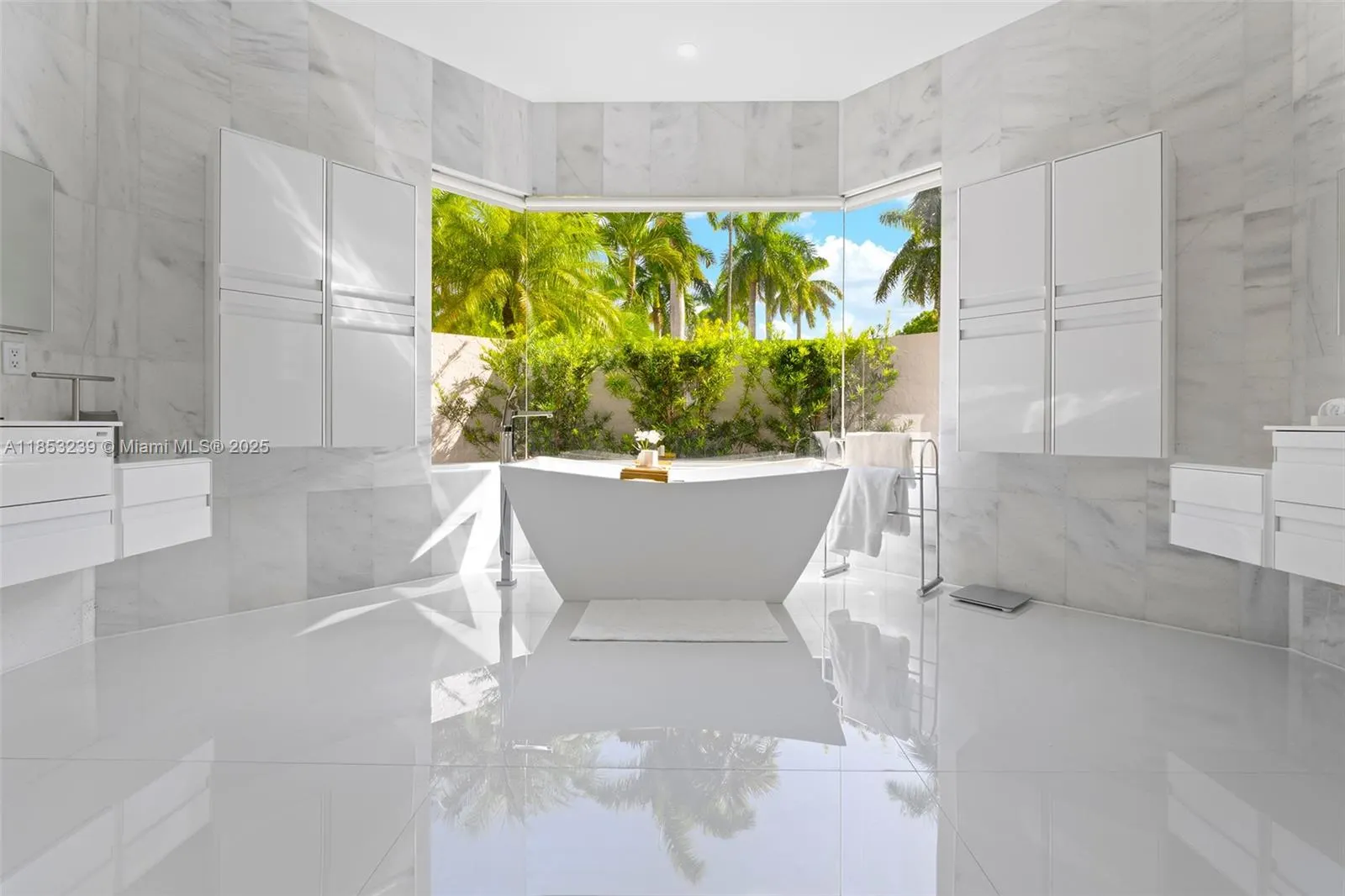 2438 Poinciana Ct