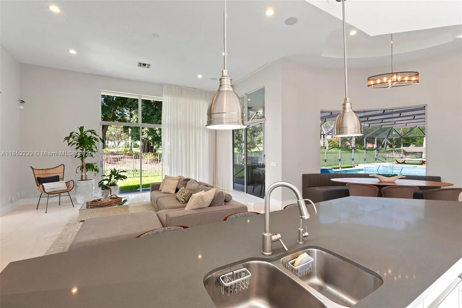 2438 Poinciana Ct