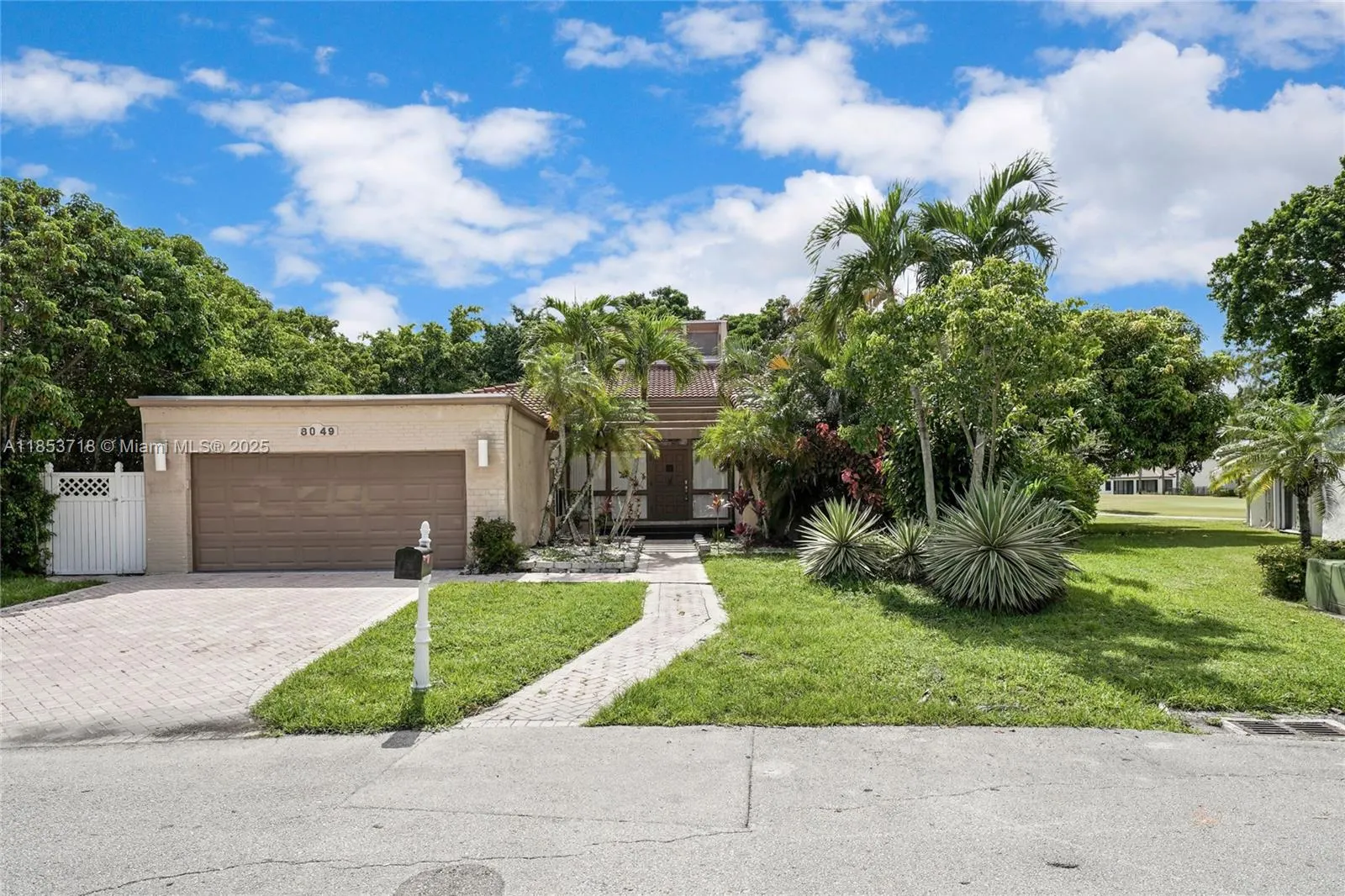 8049 Buttonwood Cir