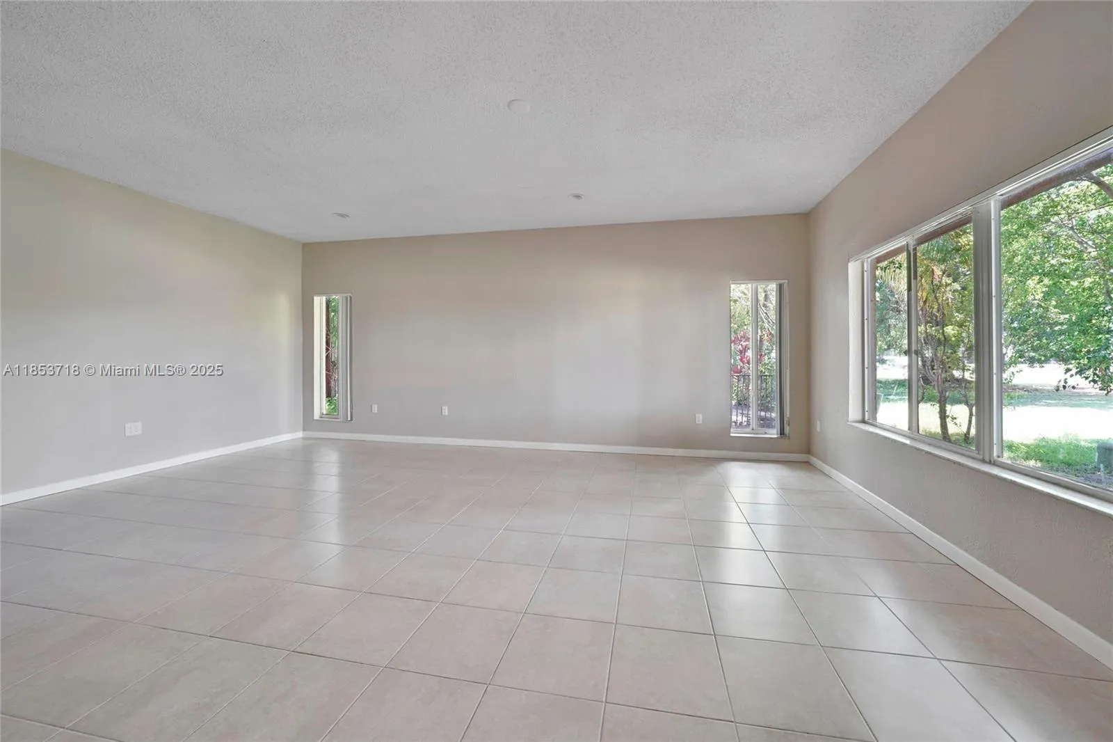 8049 Buttonwood Cir