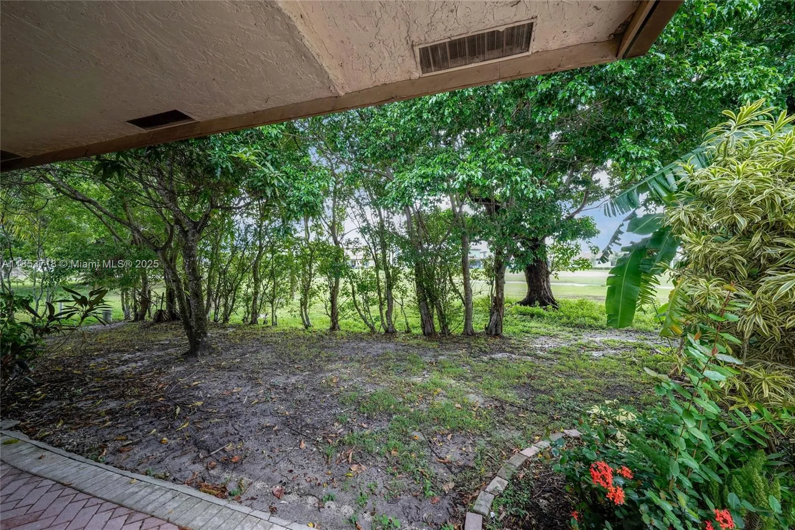 8049 Buttonwood Cir