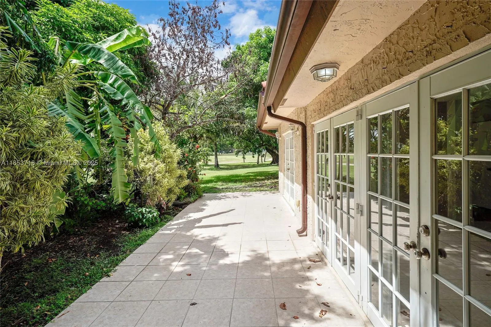 8049 Buttonwood Cir