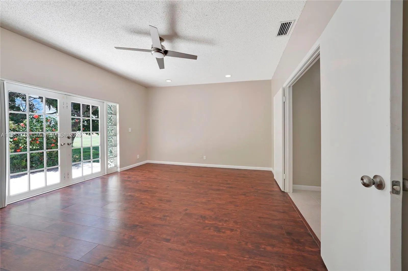 8049 Buttonwood Cir