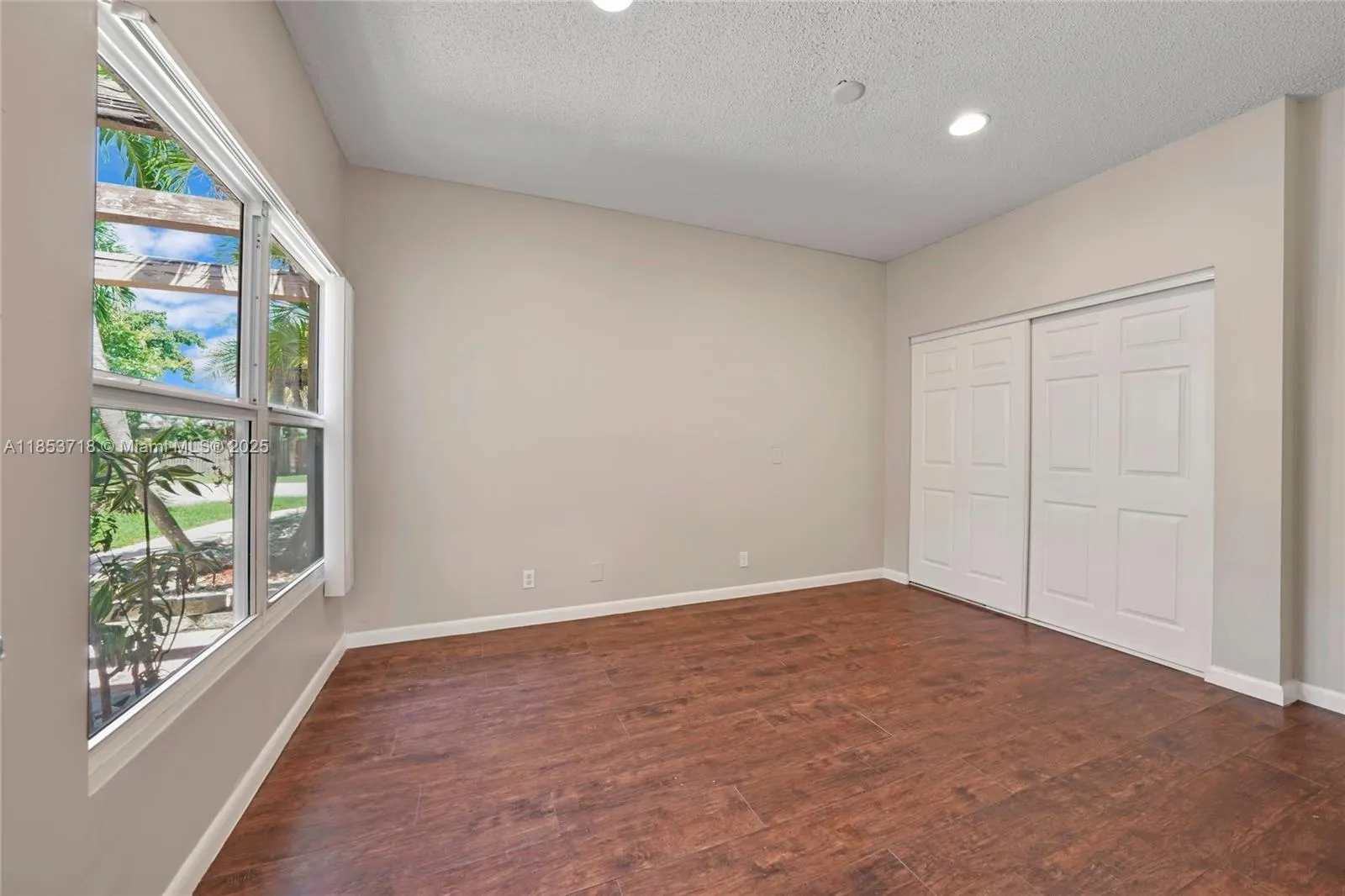 8049 Buttonwood Cir