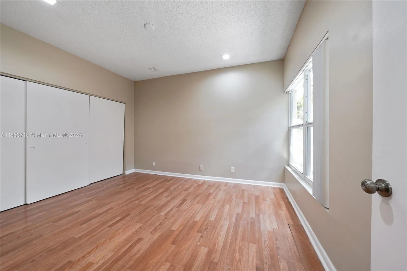 8049 Buttonwood Cir