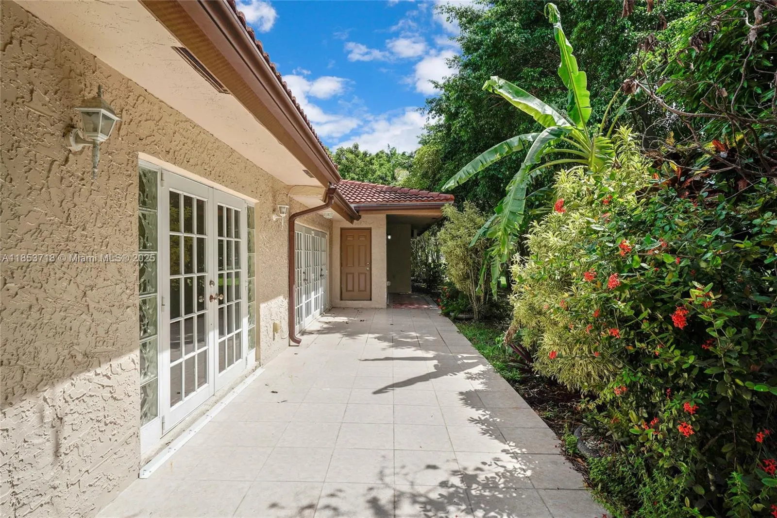 8049 Buttonwood Cir