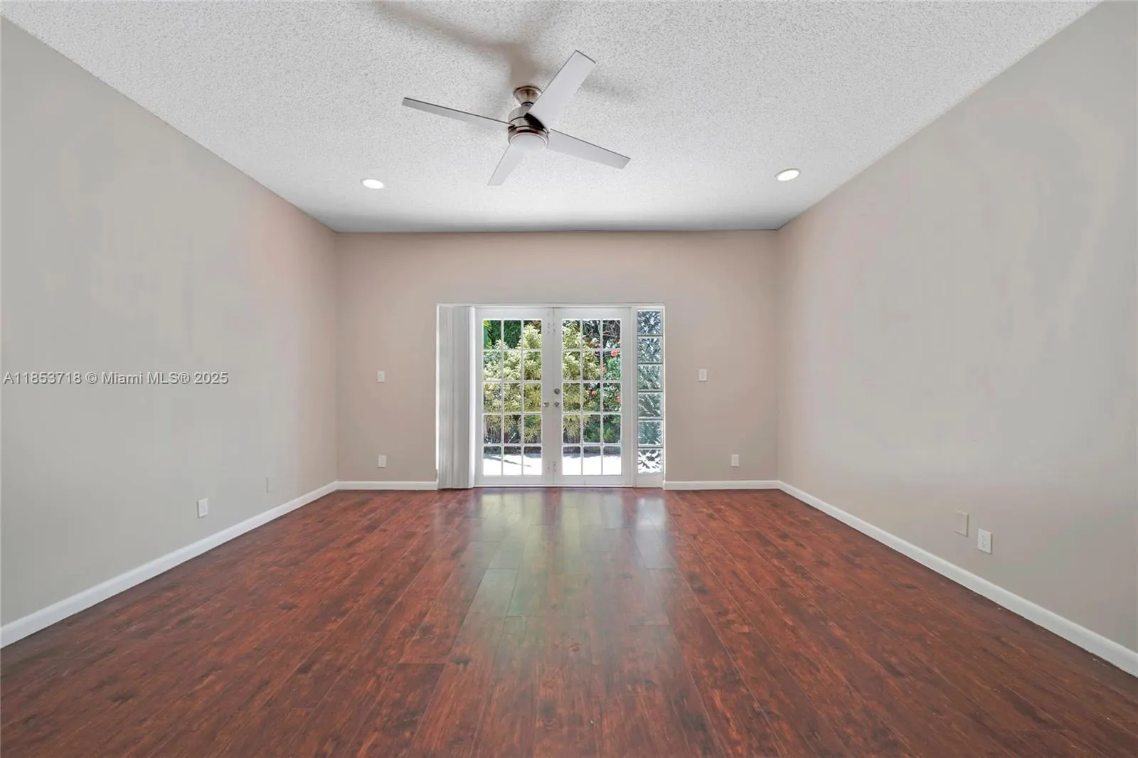 8049 Buttonwood Cir