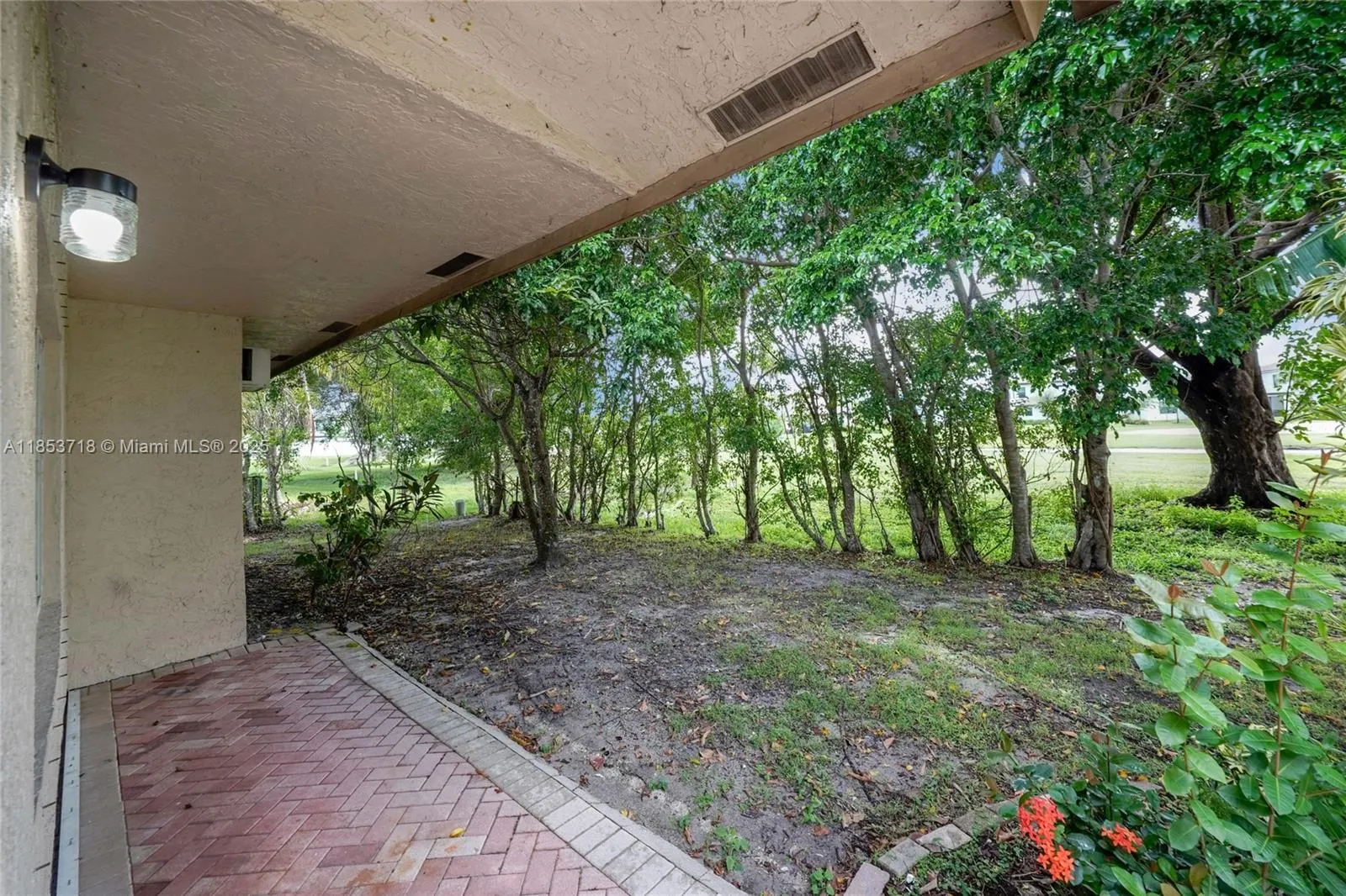 8049 Buttonwood Cir