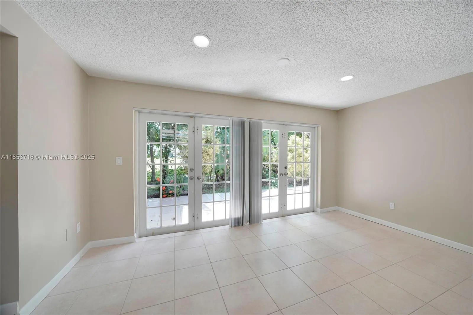 8049 Buttonwood Cir
