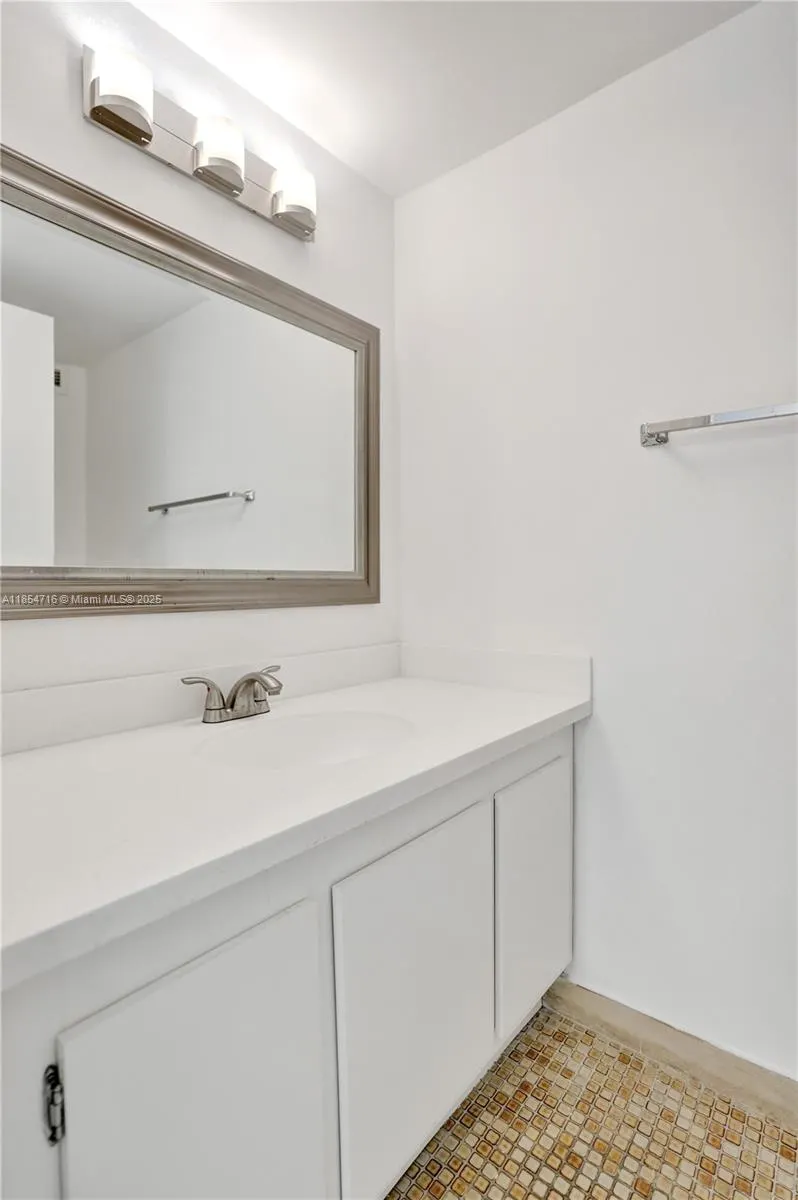 2500 Parkview Dr, #1811