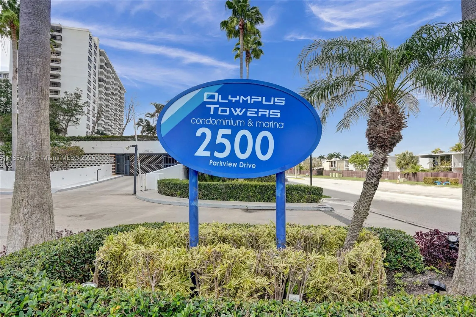 2500 Parkview Dr, #1811