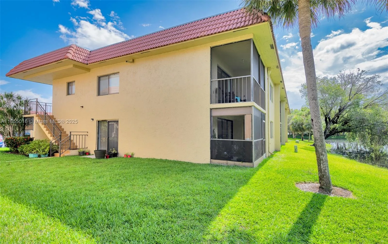 305 Lakeview Dr, #104