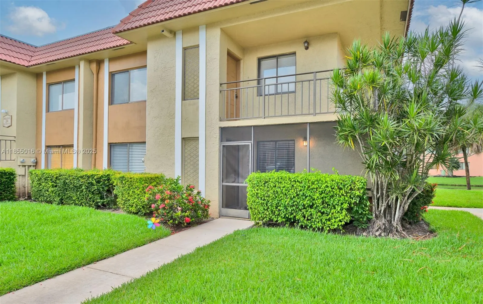 305 Lakeview Dr, #104