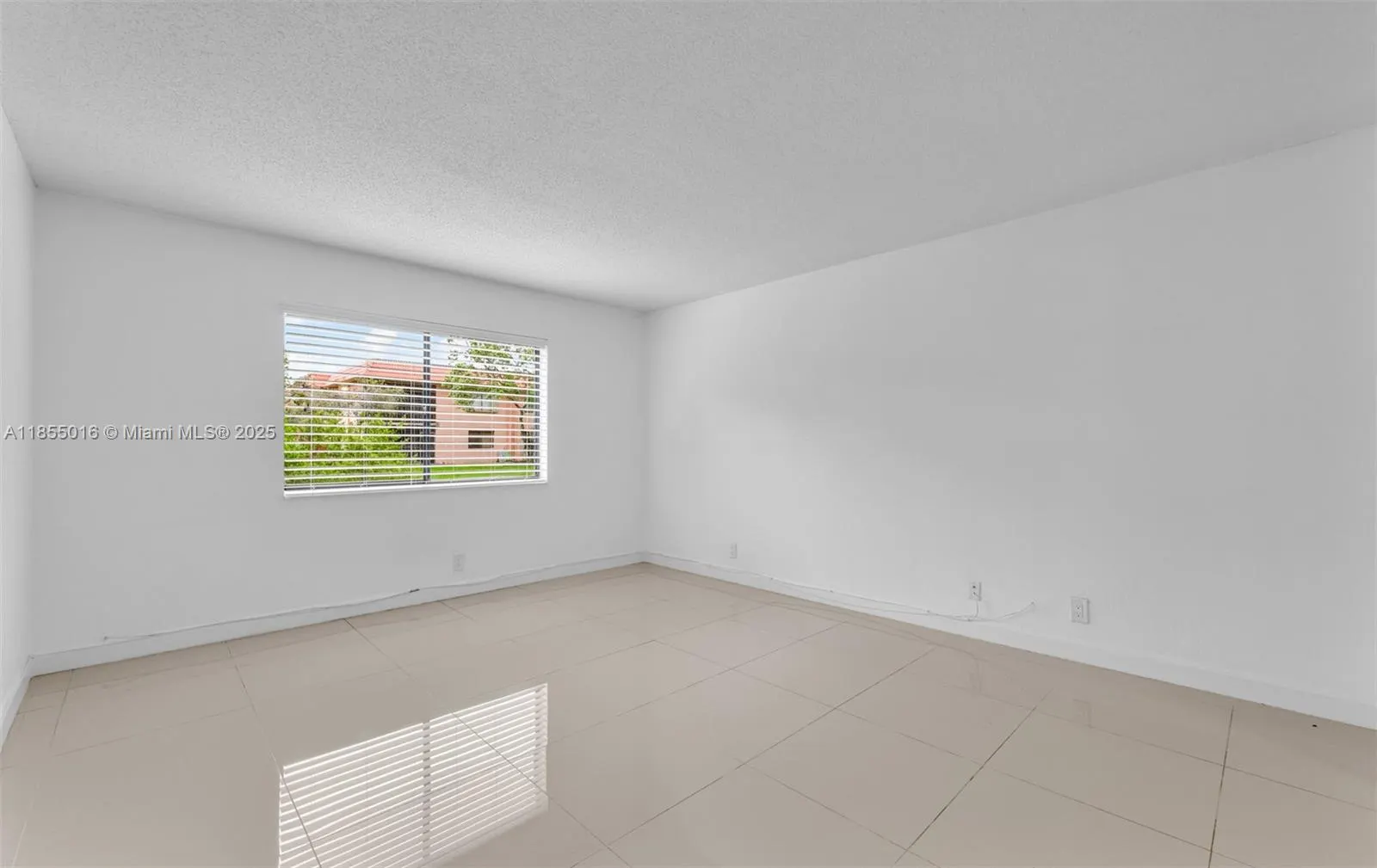 305 Lakeview Dr, #104