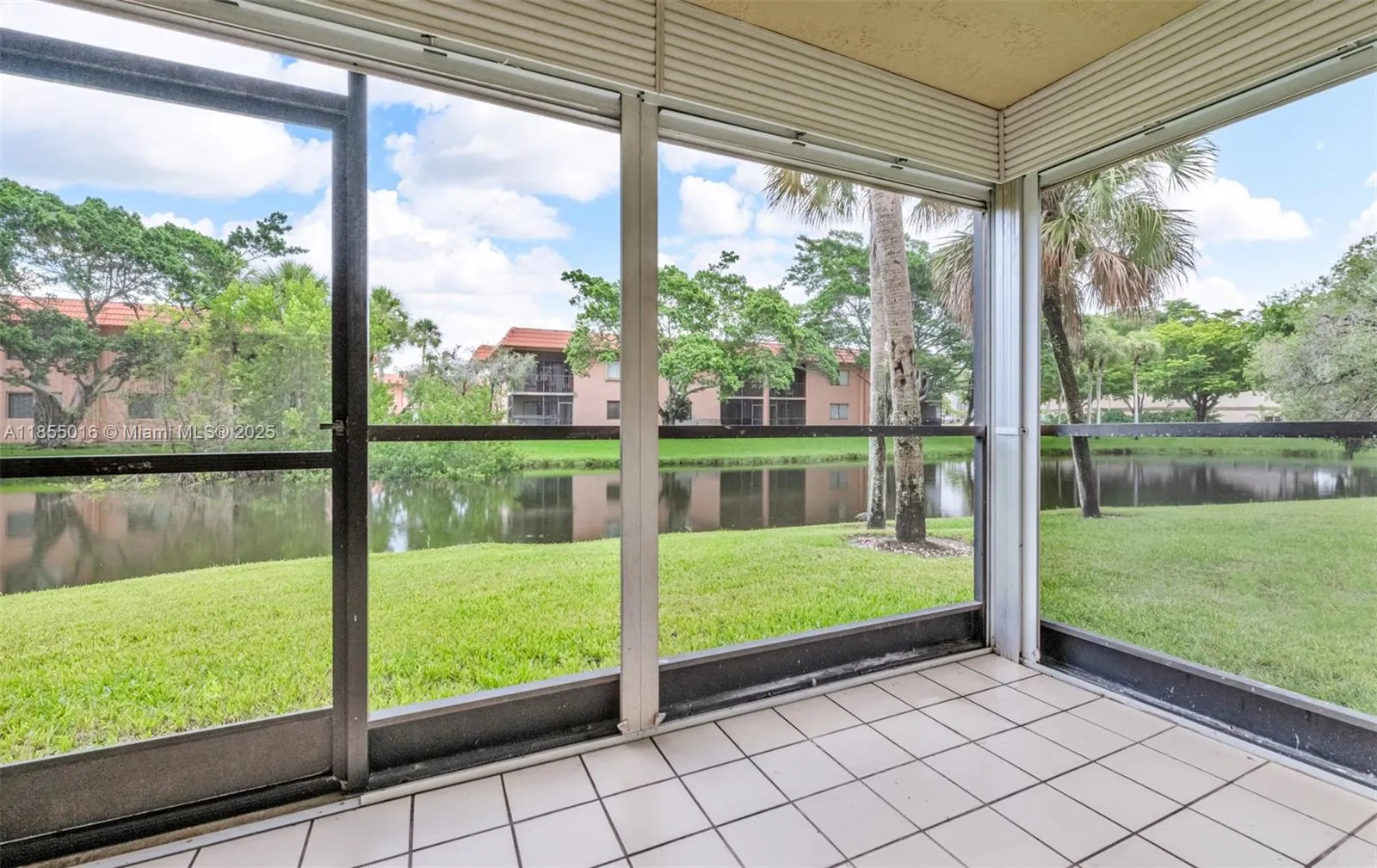 305 Lakeview Dr, #104