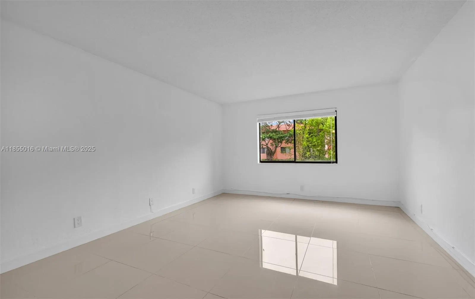 305 Lakeview Dr, #104
