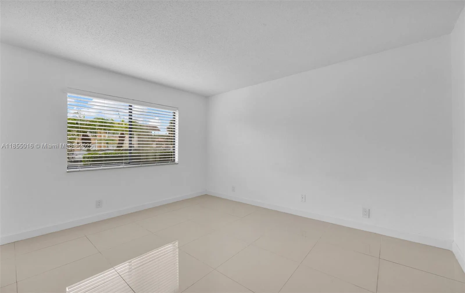 305 Lakeview Dr, #104