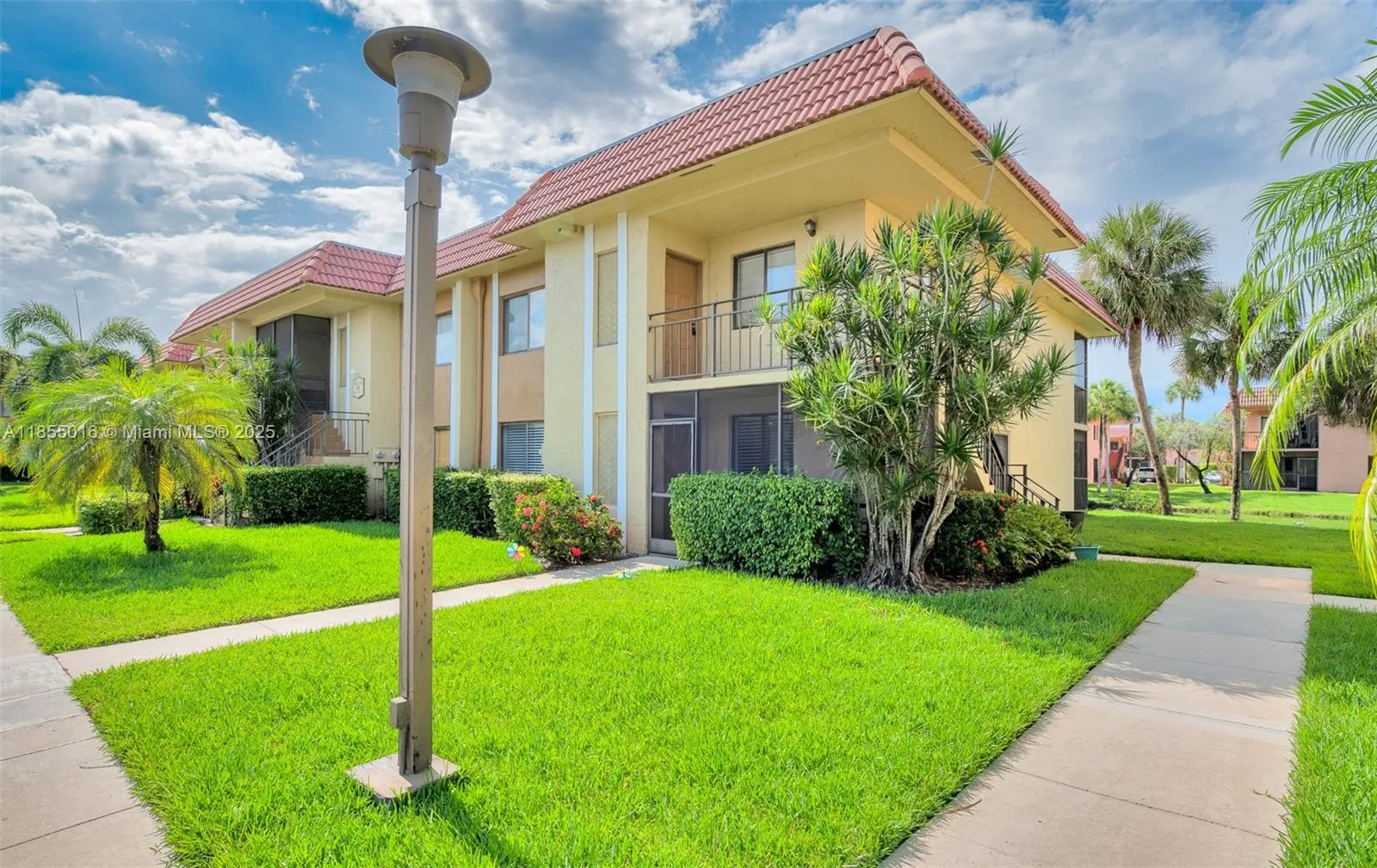 305 Lakeview Dr, #104