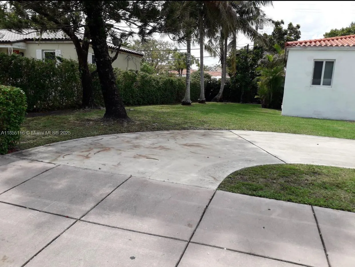 702 Boabadilla St