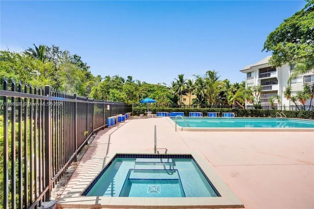 711 N Pine Island Rd, #114