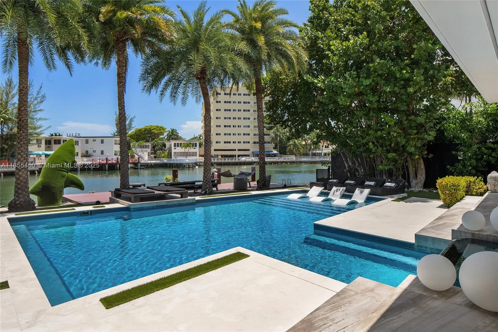 528 Lakeview Ct