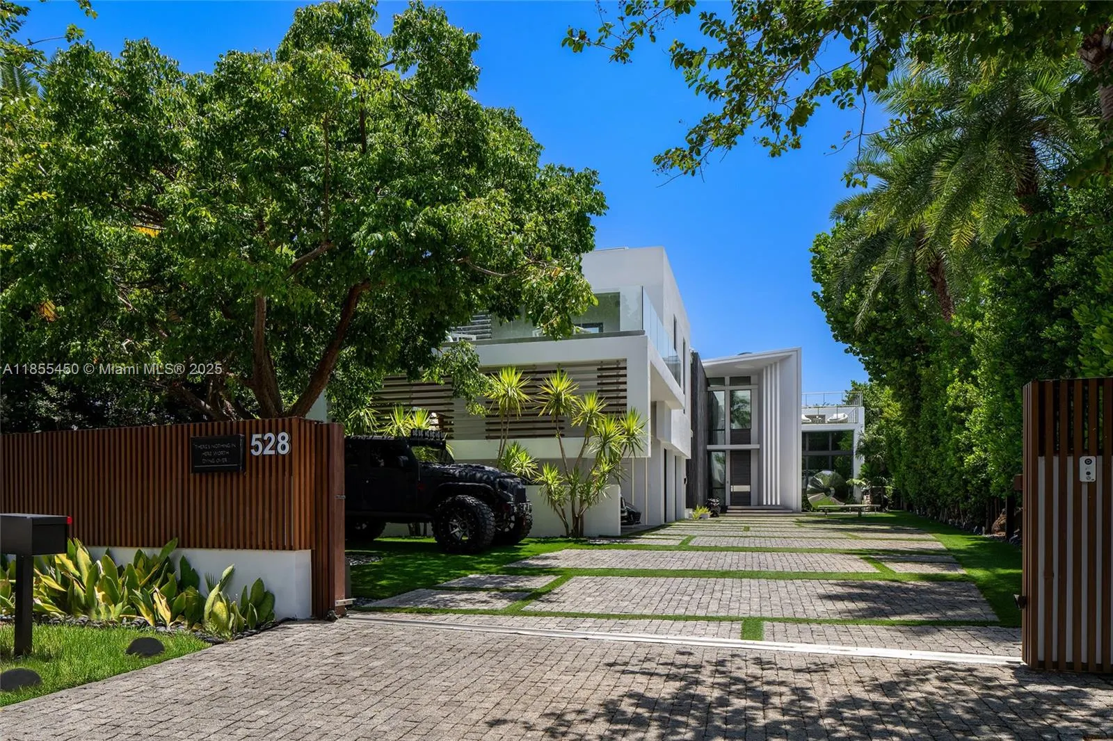 528 Lakeview Ct