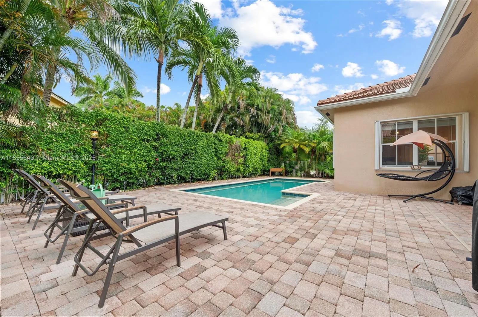 1487 Blue Jay Cir