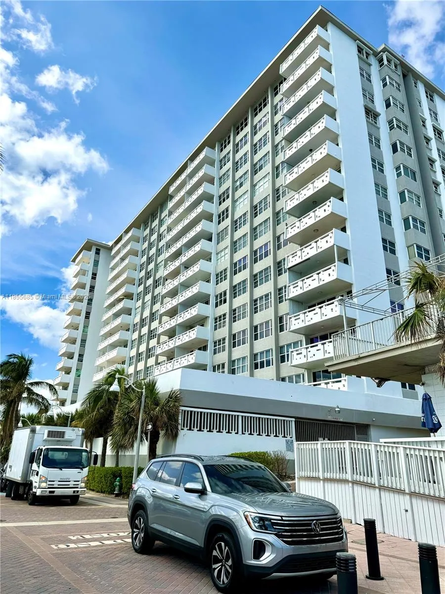 3111 N Ocean Dr, #1011