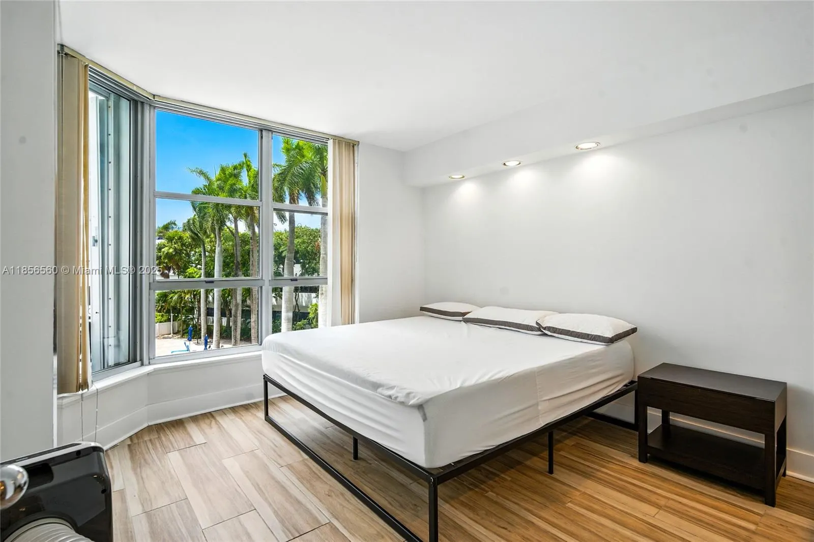 3600 Mystic Pointe Dr, #305