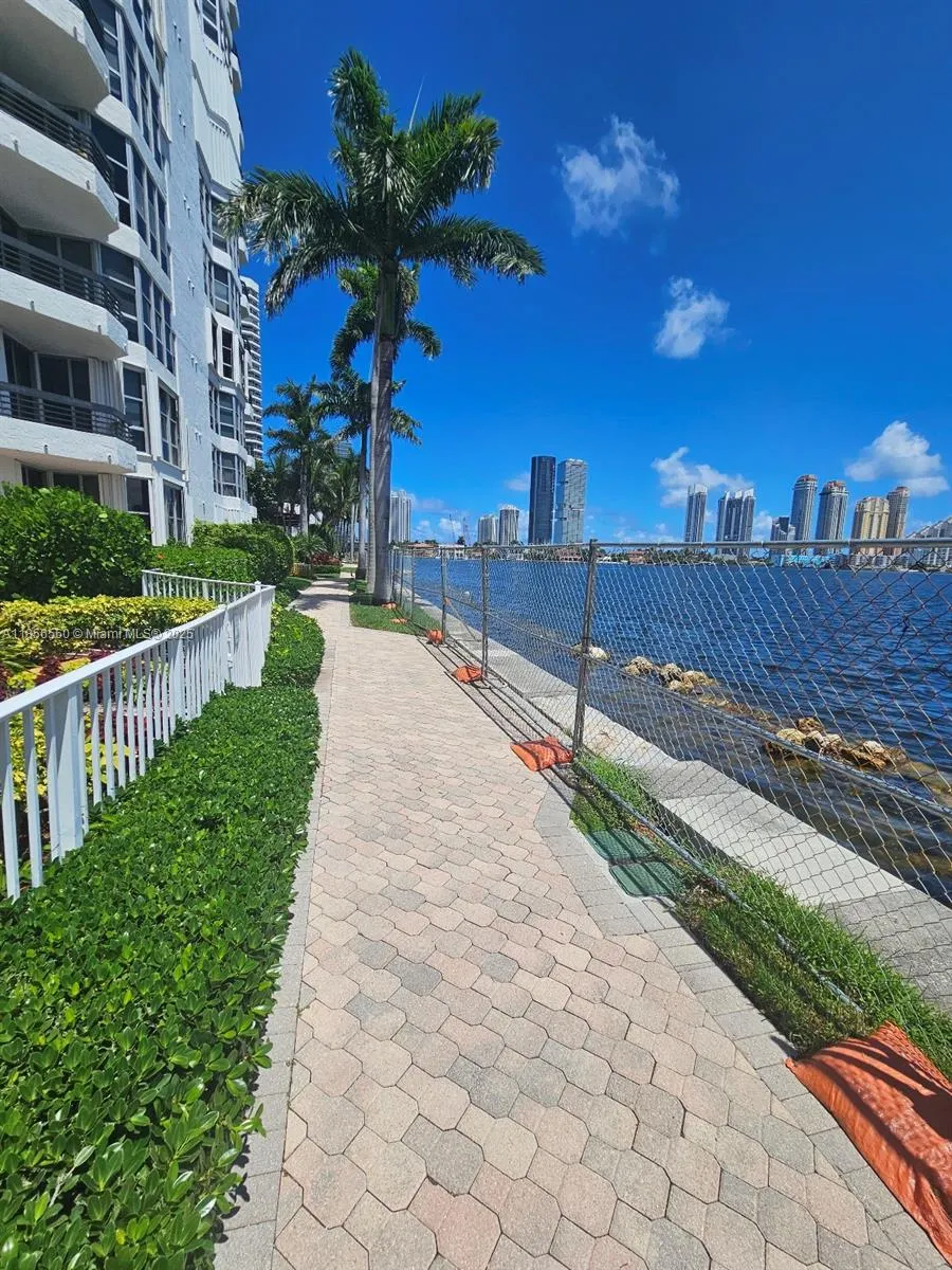 3600 Mystic Pointe Dr, #305
