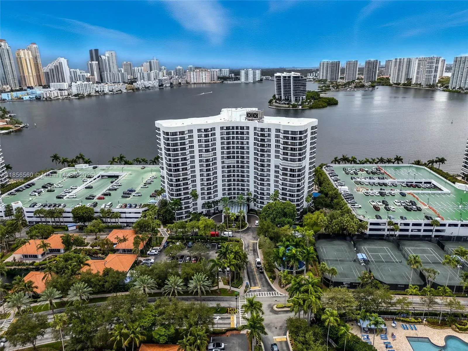 3600 Mystic Pointe Dr, #305