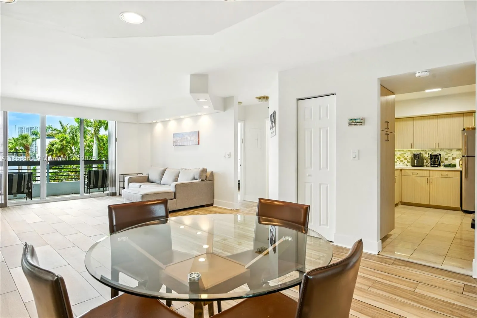 3600 Mystic Pointe Dr, #305