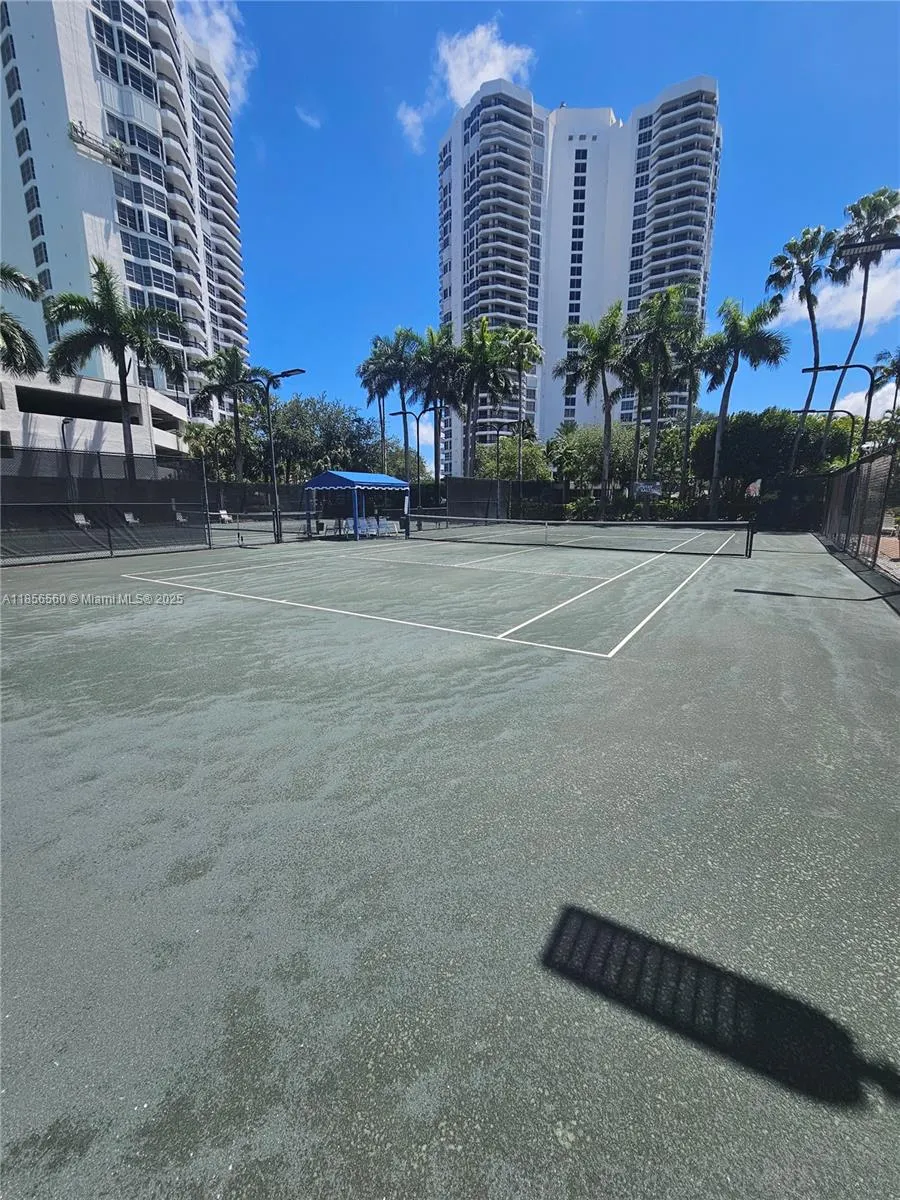 3600 Mystic Pointe Dr, #305