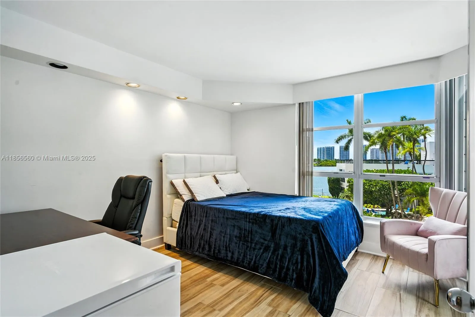 3600 Mystic Pointe Dr, #305