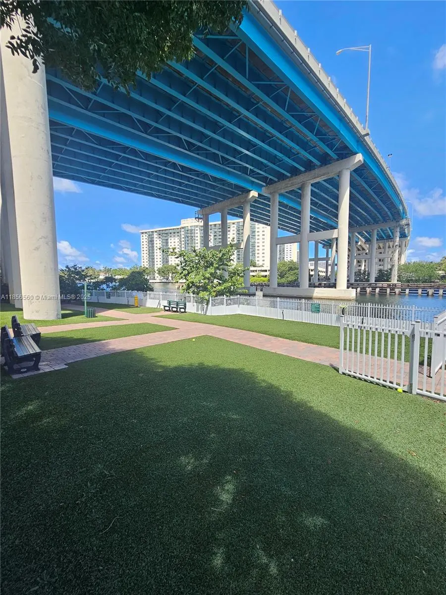 3600 Mystic Pointe Dr, #305