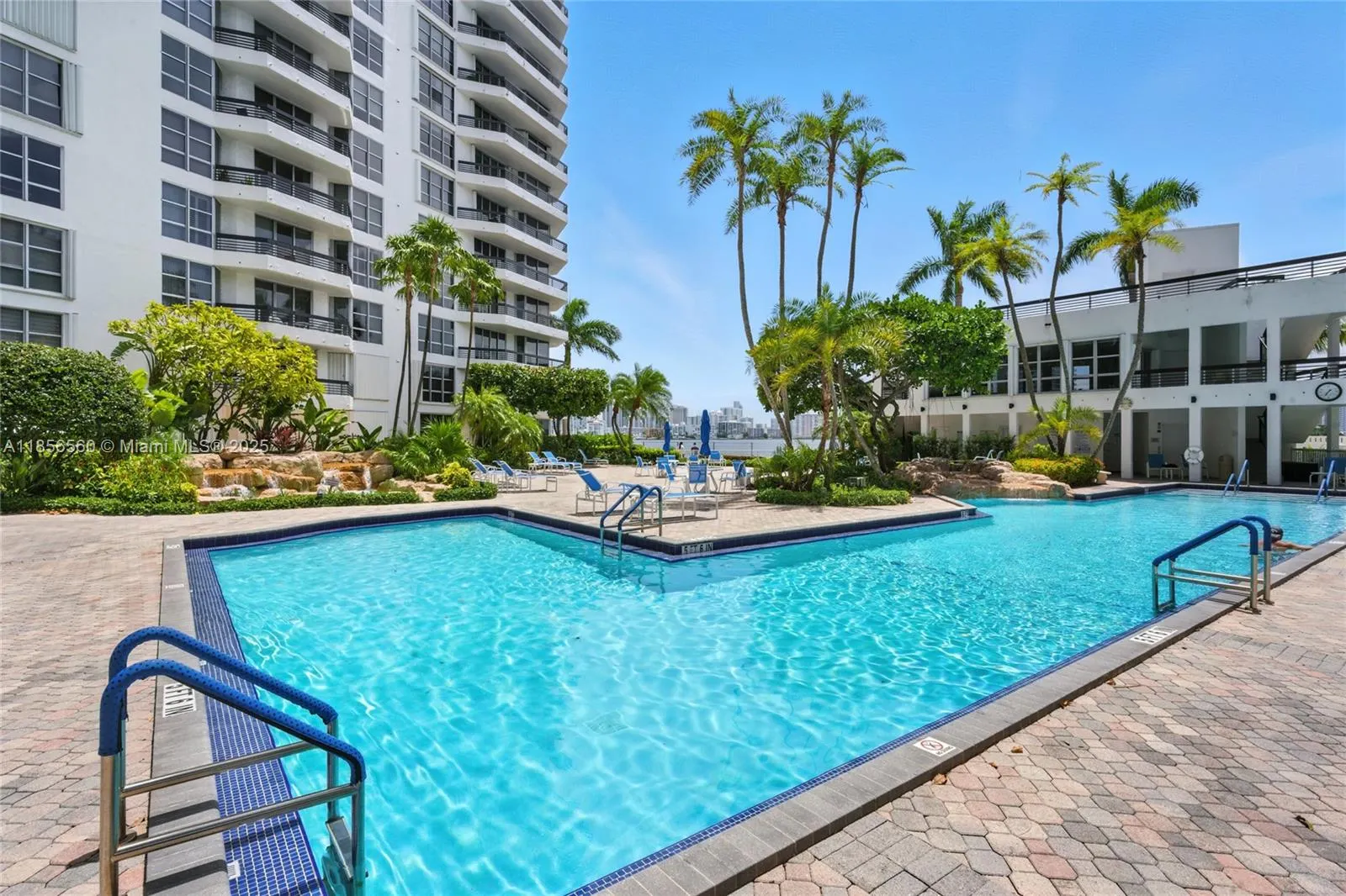 3600 Mystic Pointe Dr, #305