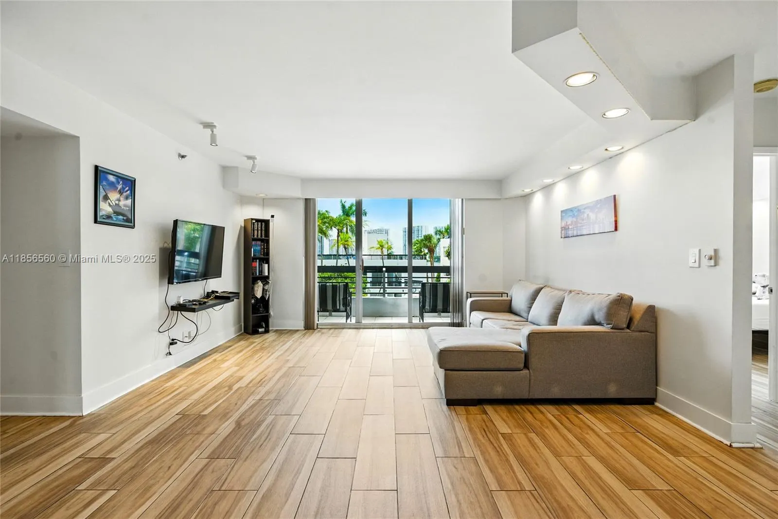 3600 Mystic Pointe Dr, #305