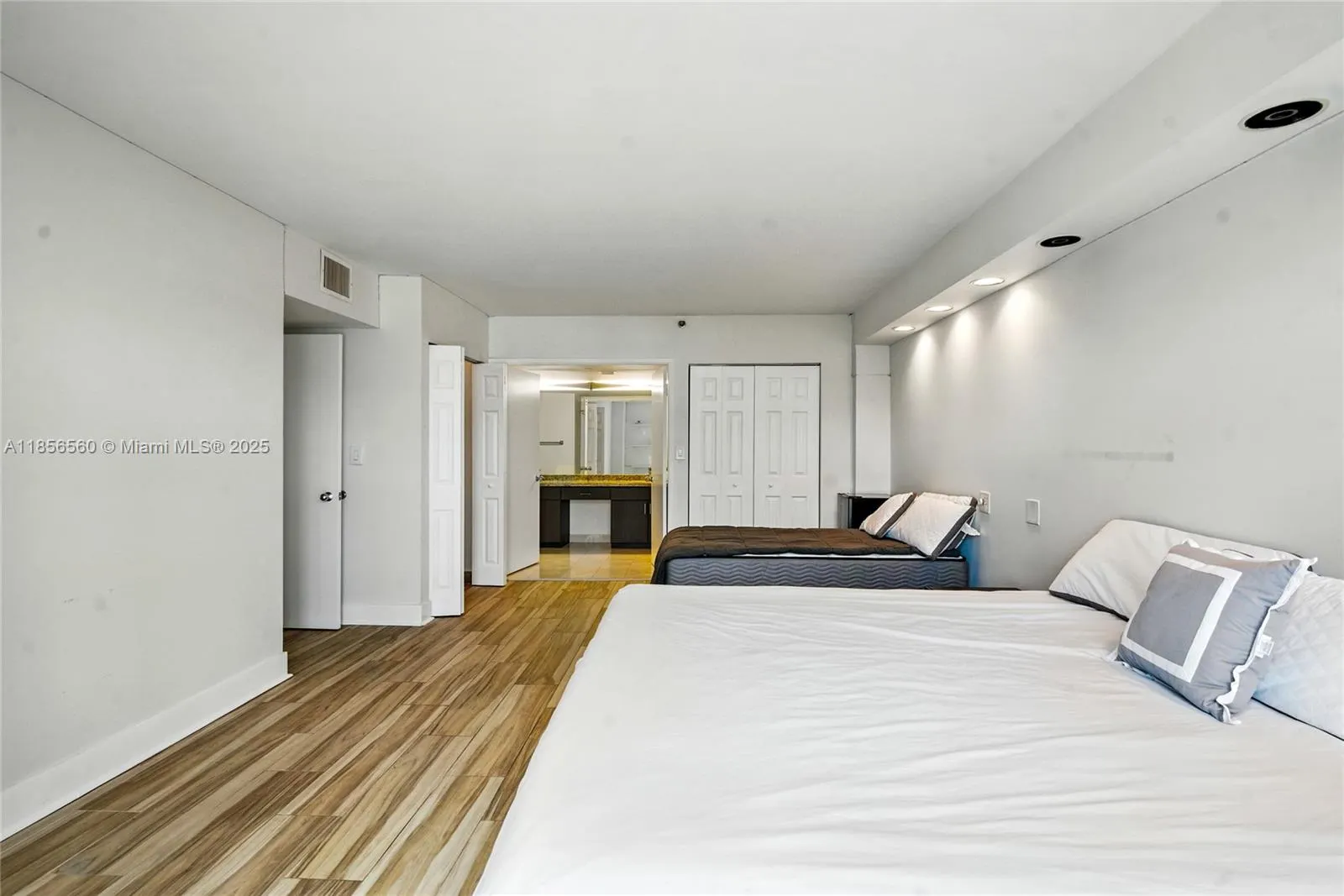 3600 Mystic Pointe Dr, #305