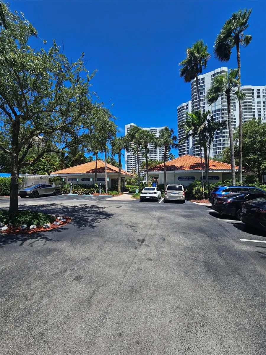 3600 Mystic Pointe Dr, #305