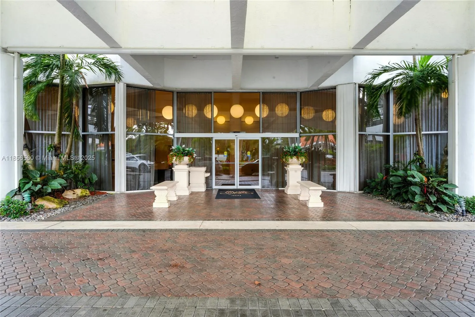 3600 Mystic Pointe Dr, #305