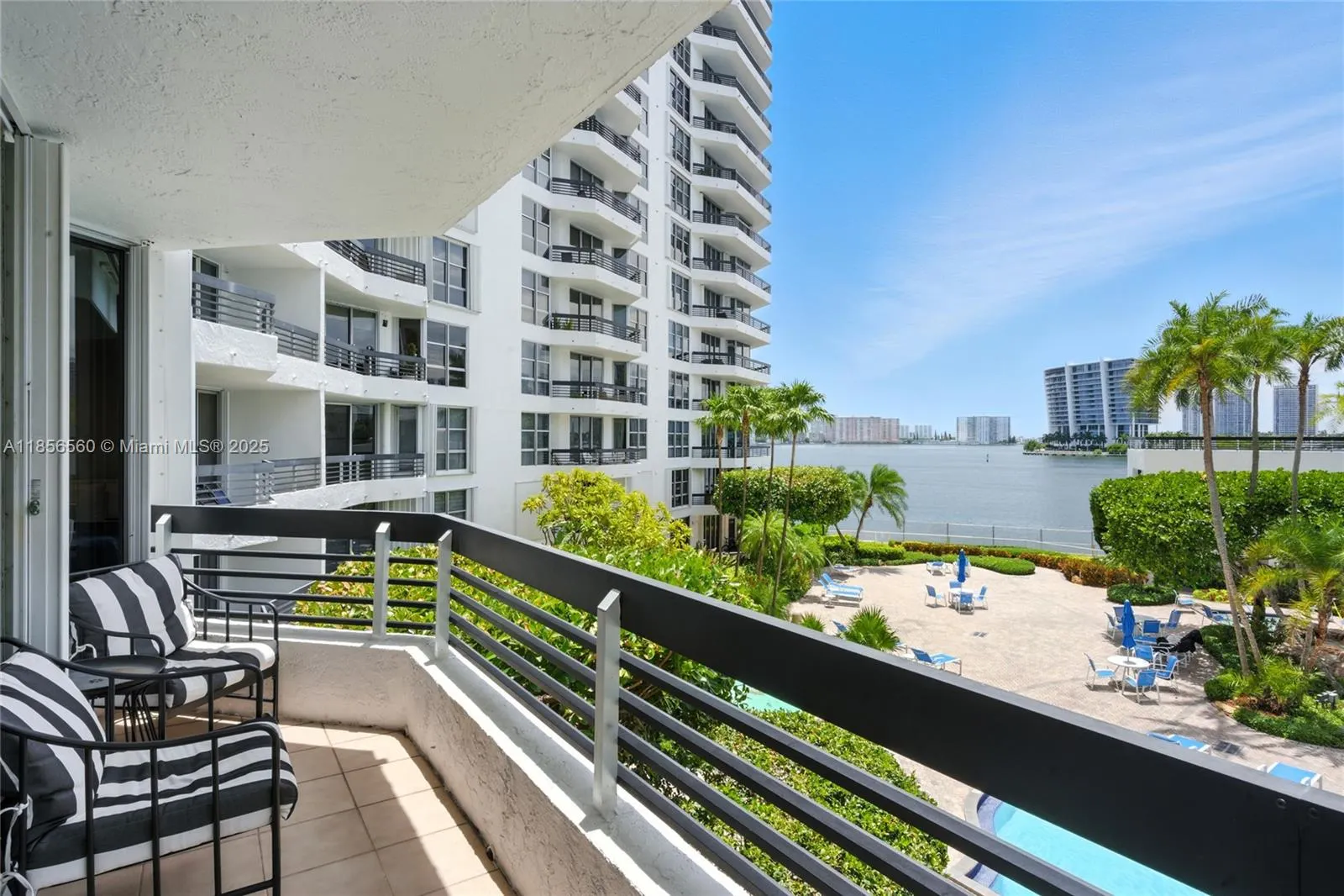 3600 Mystic Pointe Dr, #305
