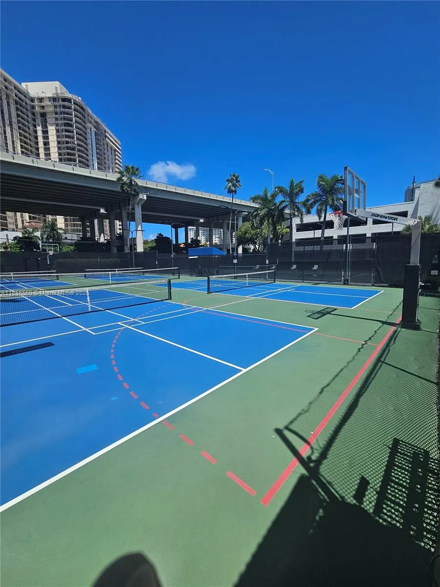3600 Mystic Pointe Dr, #305