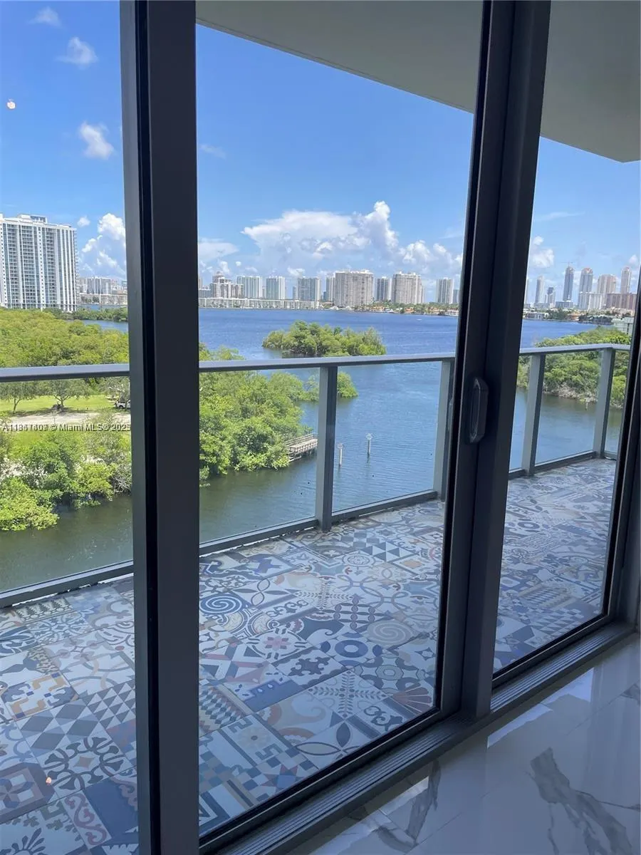 16385 Biscayne Blvd, #805