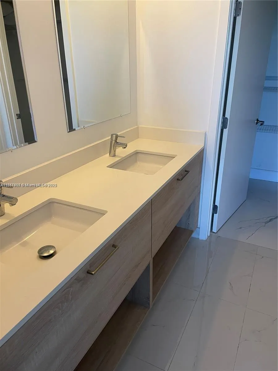 16385 Biscayne Blvd, #805