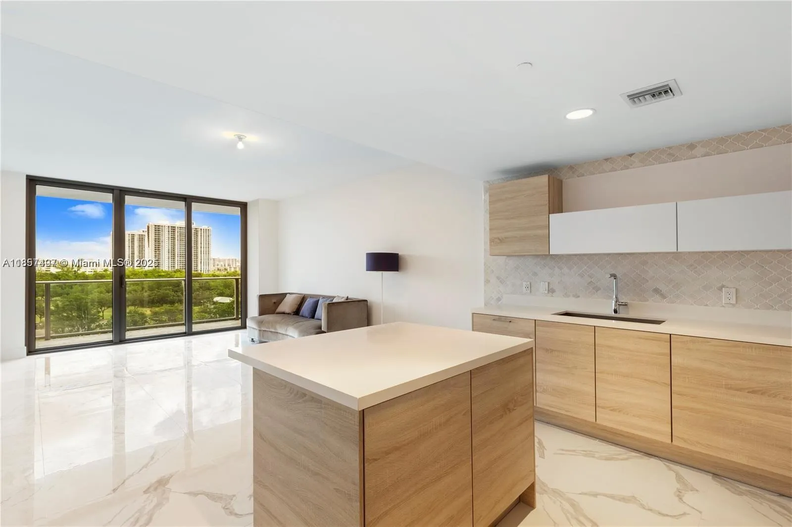 16385 Biscayne Blvd, #805
