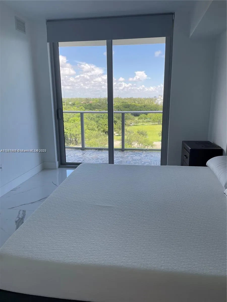 16385 Biscayne Blvd, #805